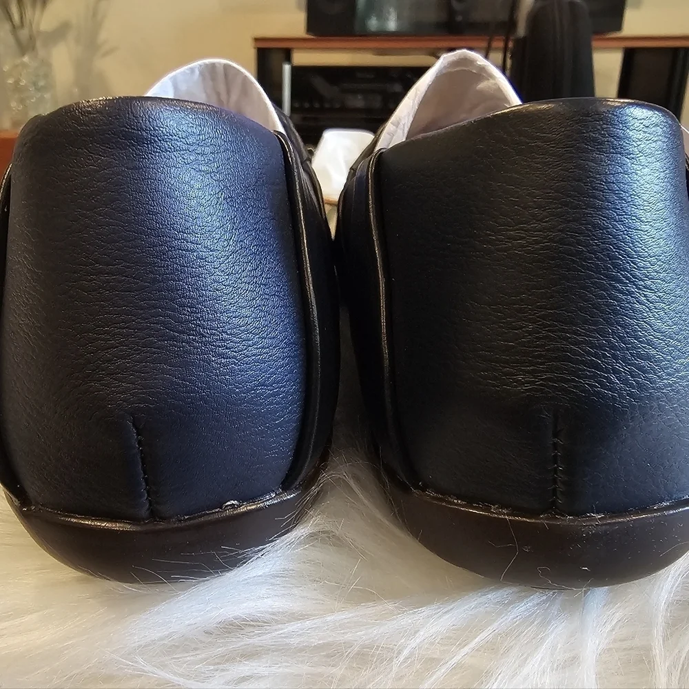Baretraps Navy Piper Slip-On Flats Size 7.5W